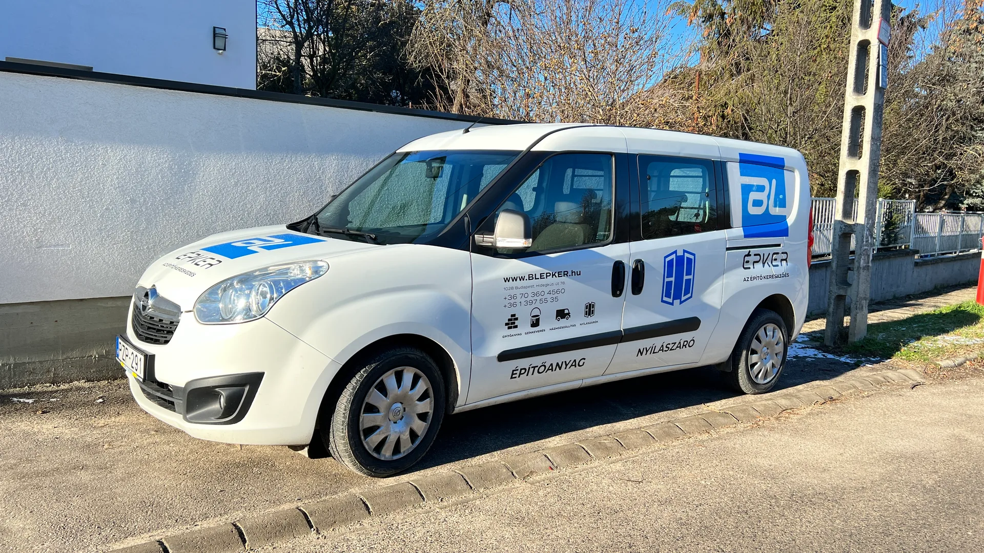 BL Épker Opel Combo autódekoráció – vágott fóliás céges arculat Budapesten