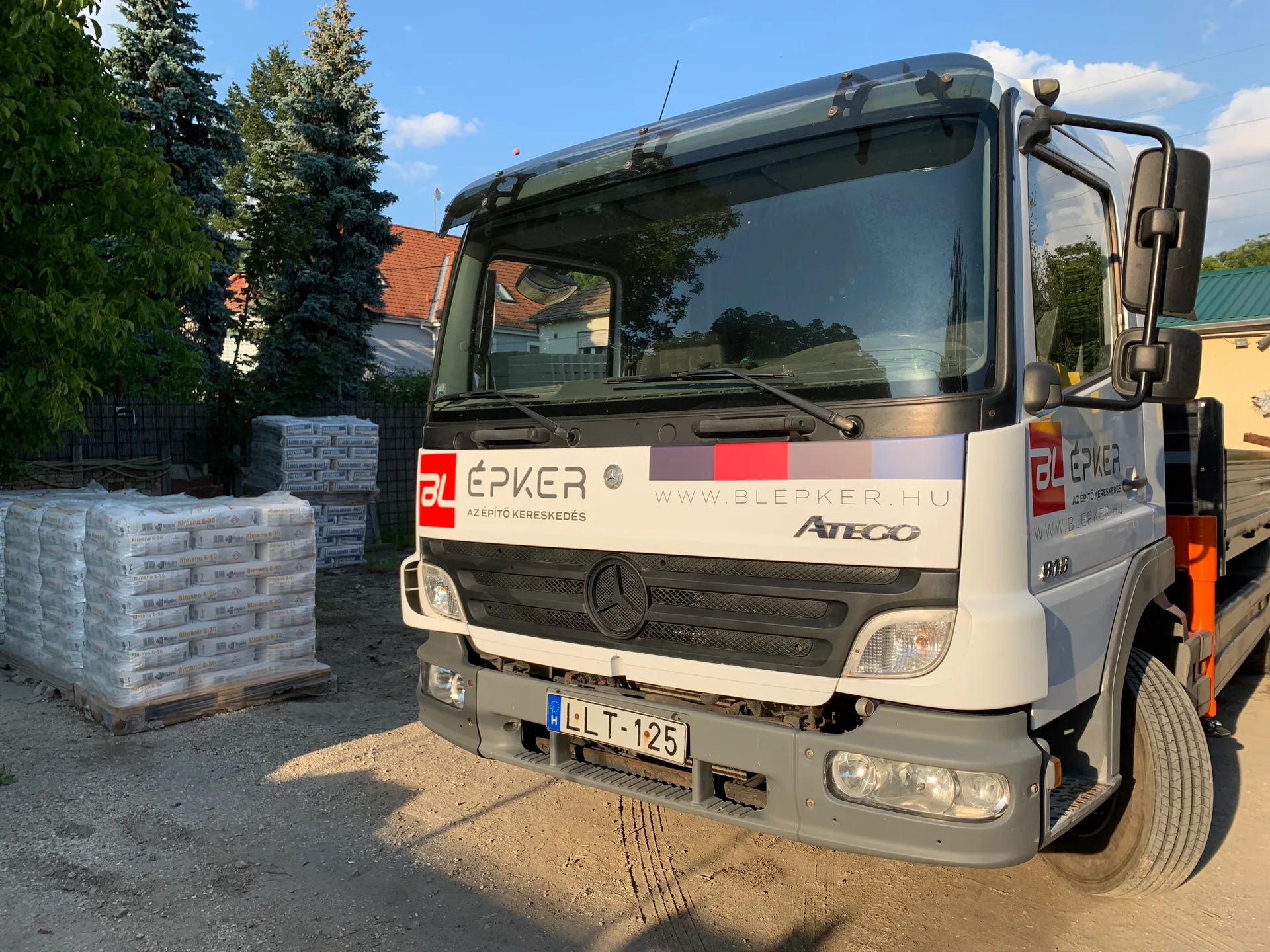 BL Épker platós teherautó flotta dekoráció – Mercedes Atego, Isuzu és Kia egységes arculattal