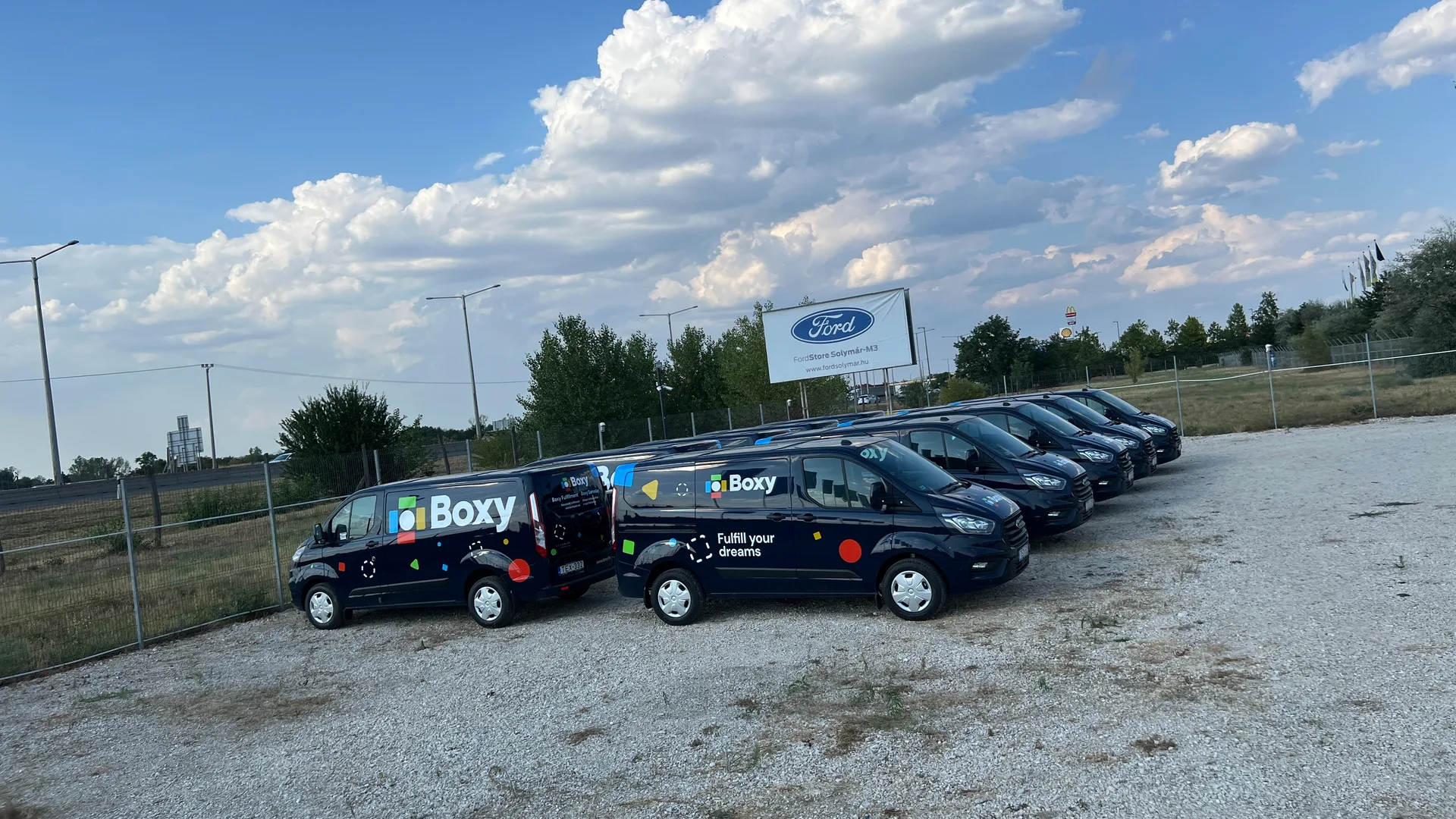 Boxy Ford Transit Custom flotta – sötétkék zárt áruszállító haszongépjárművek egyedi színes geometrikus arculati dekorral