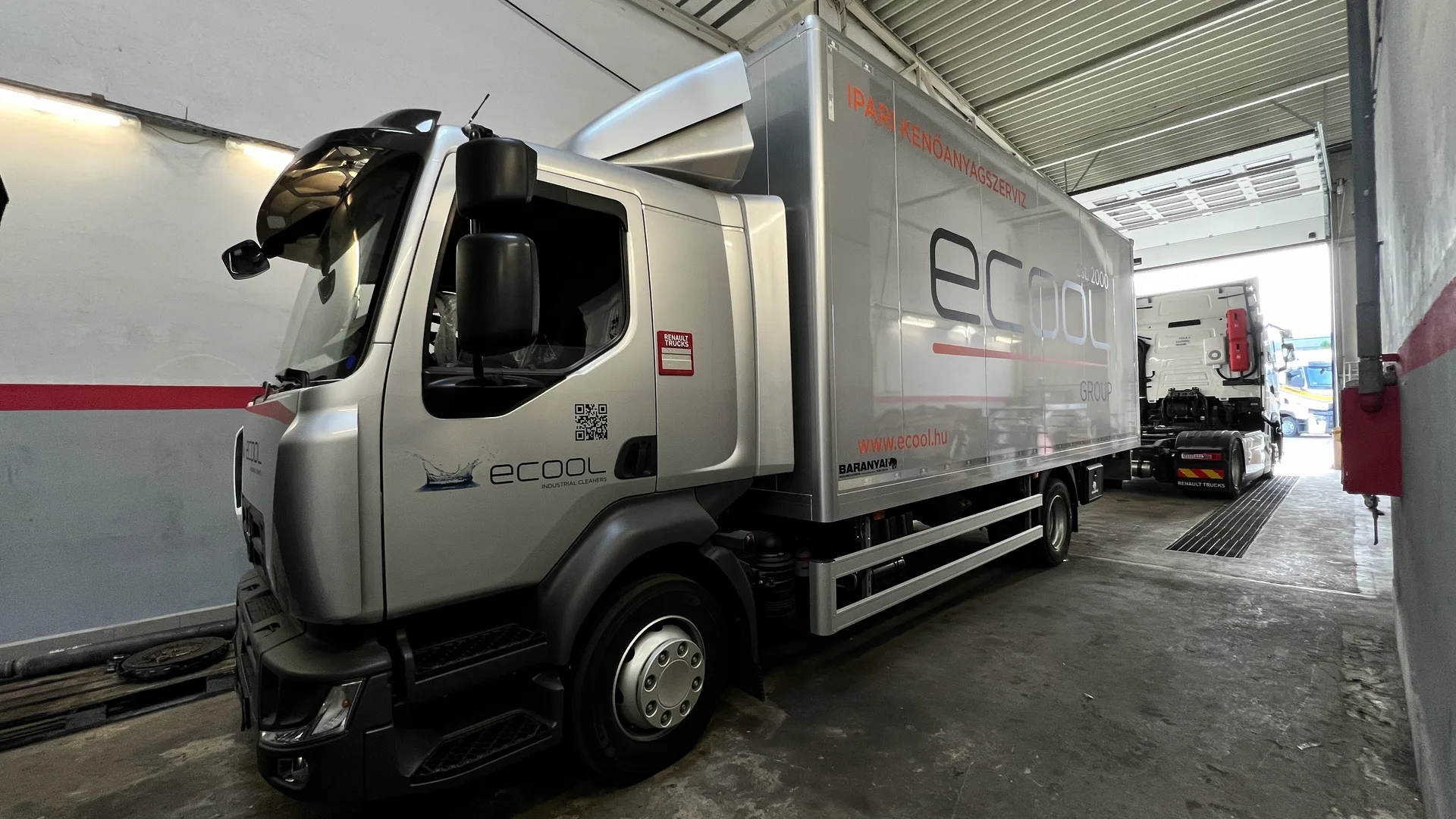 Ecool Kft. 12 tonnás Renault dobozos teherautó – ezüst karosszérián fekete és narancssárga ecool márkajelzés