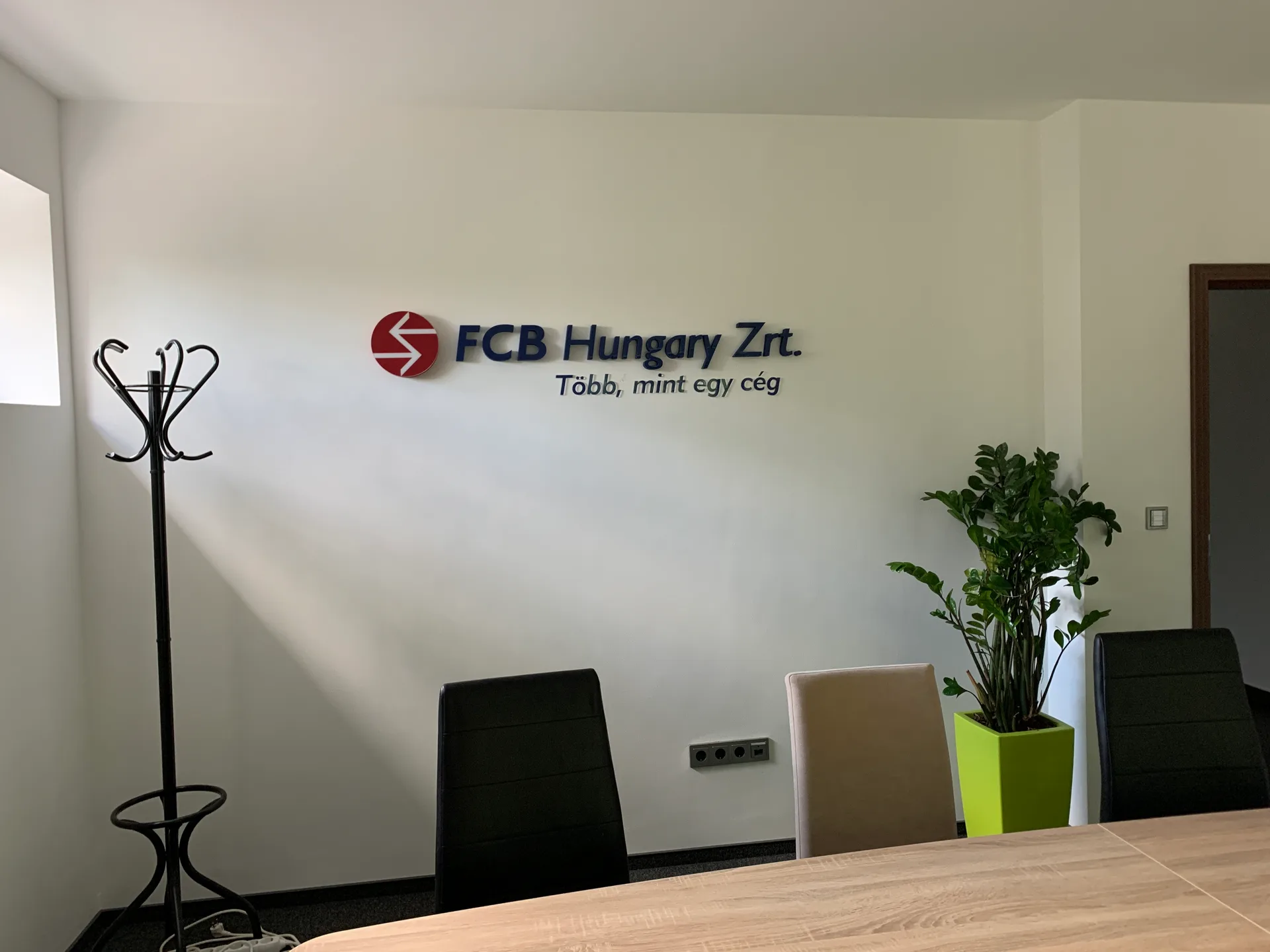 FCB Hungary 3D logó dekoráció – plexi előlapos habbetű irodai branding