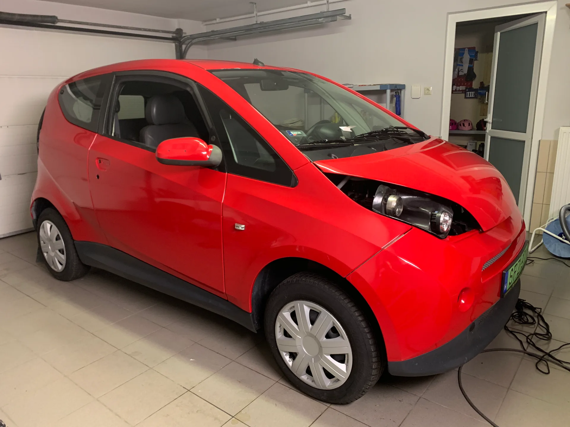 GreenCar Bolloré Bluecar teljes autóbevonás – fényes piros színváltó fóliázás Budapesten