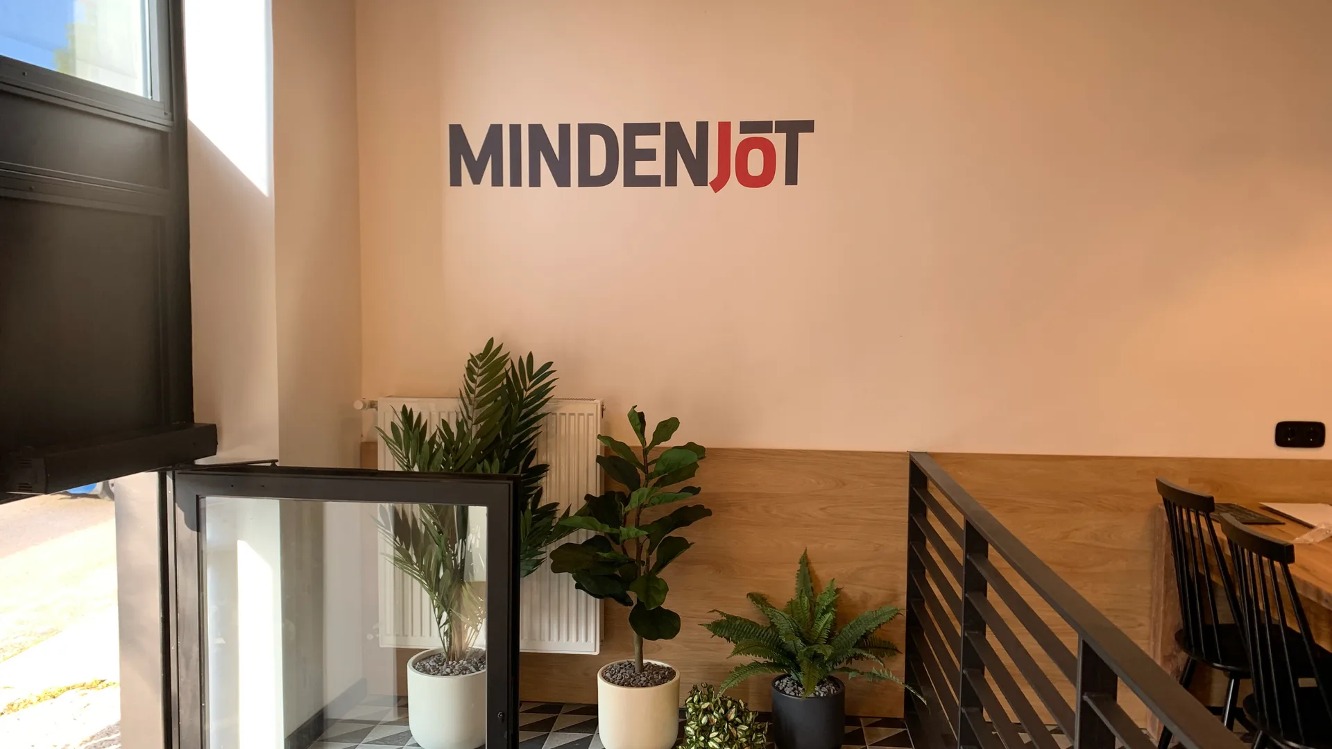 JóKenyér MINDENJÓT falmatrica Budakeszin – vágott fólia pékség belső terében